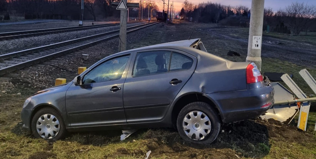 87 letni kierowca zignorował znak stop i wjechał pod pociąg towarowy